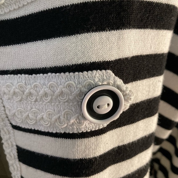 Black and White striped cropped sweater - Picture 2 of 5